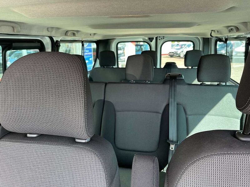 Nissan NV300 Kombi L2H1 9 Sitzer Automatik NAVI AWR