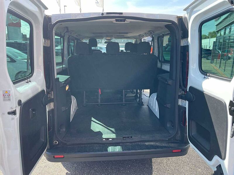 Nissan NV300 Kombi L2H1 9 Sitzer Automatik NAVI AWR