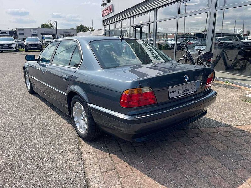 BMW 740 i A V8